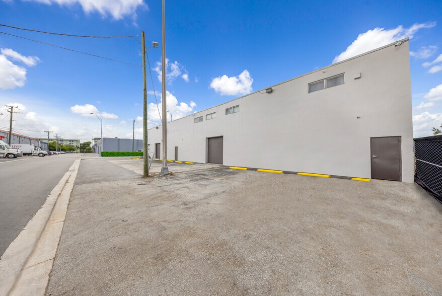 7550 W 2nd Ct, Hialeah, FL à louer - Photo de l’immeuble – Image 3 sur 9
