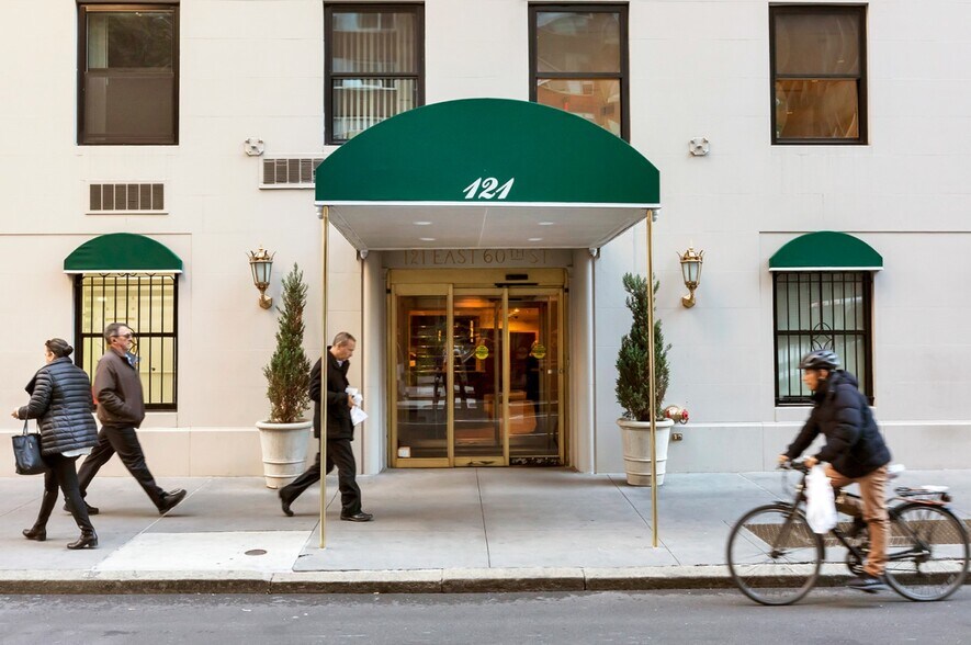 121 E 60th St, New York, NY à vendre - Photo de l’immeuble – Image 3 sur 4