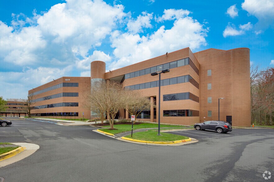 8619 Westwood Center Dr, Vienna, VA à louer - Photo de l’immeuble – Image 2 sur 14