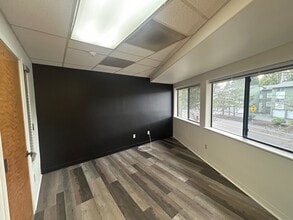 9860 SW Hall Blvd, Tigard, OR à louer Photo intérieure– Image 2 sur 3