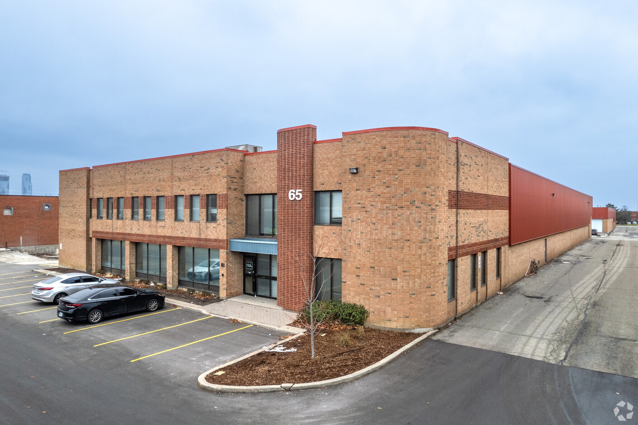 65 Courtland Ave, Vaughan, ON à louer Photo de l’immeuble– Image 1 sur 4