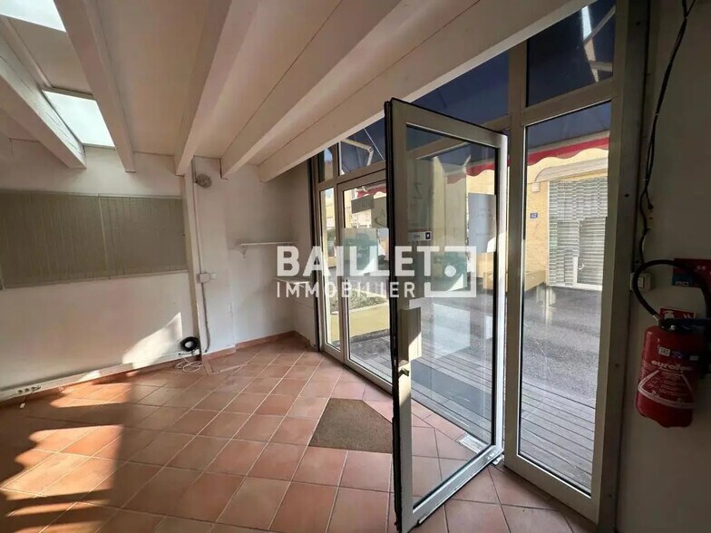 Bureau dans Antibes à louer - Photo de l’immeuble – Image 2 sur 21