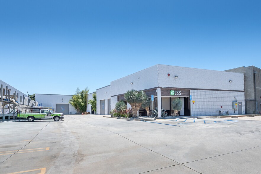 12610 Saticoy St S, North Hollywood, CA à vendre - Photo de l’immeuble – Image 2 sur 17