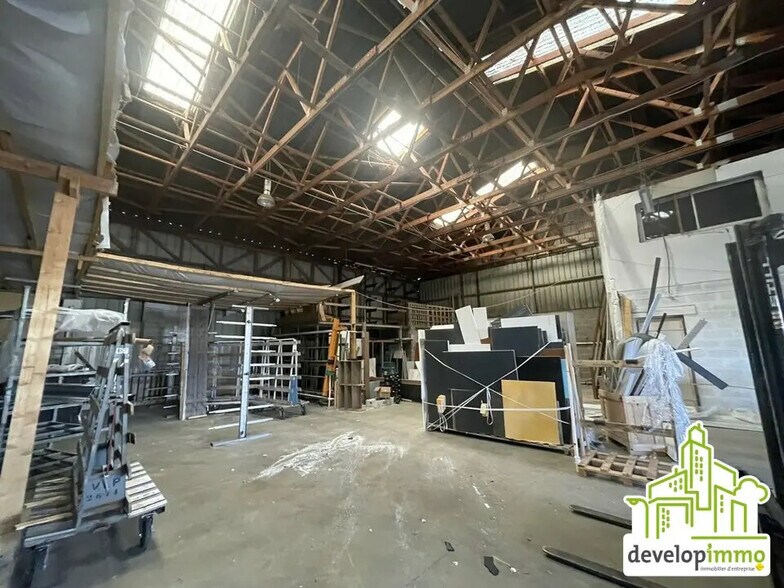 Local d’activités dans Le Castelet à louer - Photo de l’immeuble – Image 3 sur 8