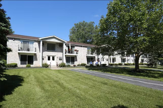 920 E Robinson St, North Tonawanda, NY à vendre - Photo principale – Image 1 sur 20