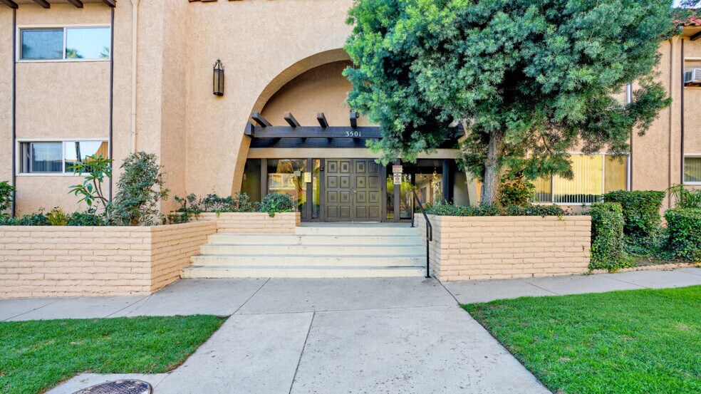 3501 Pacific Pl, Long Beach, CA à vendre - Photo de l’immeuble – Image 2 sur 10