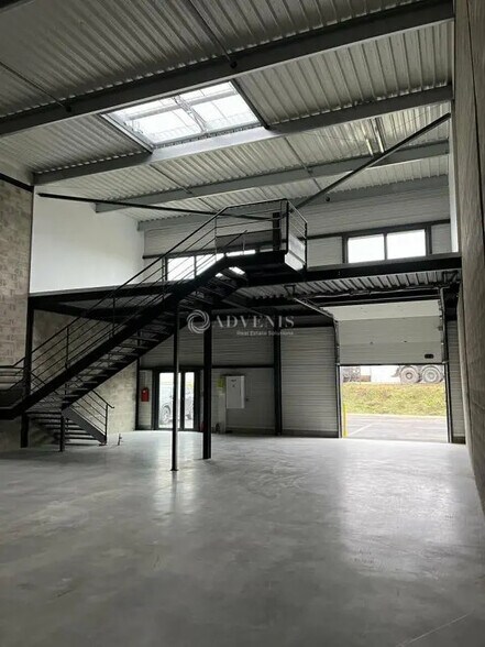 Local d'activités dans Saran à vendre - Photo de l’immeuble – Image 3 sur 5