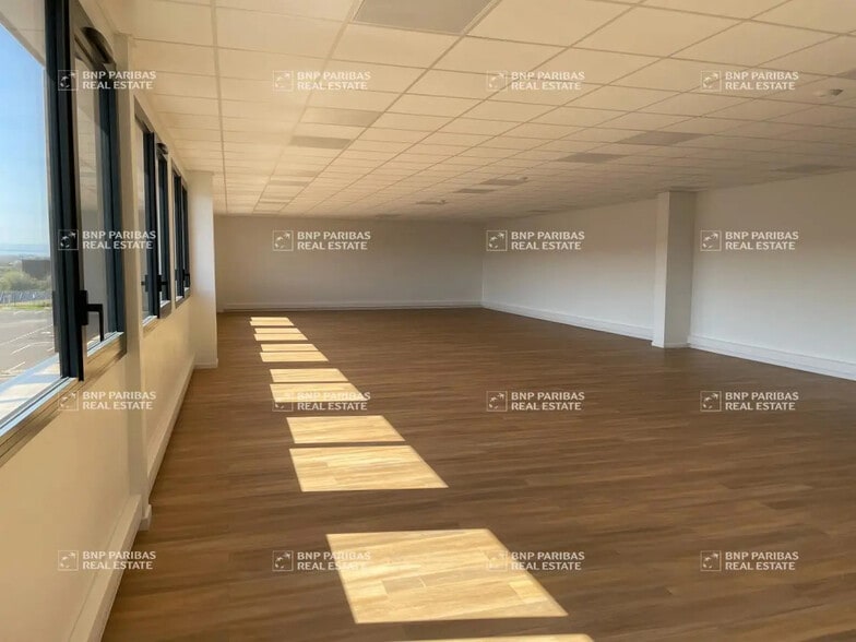 Local d’activités dans Saint-Bonnet-de-Mure à louer - Photo intérieure – Image 2 sur 11