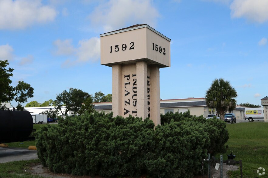 1592 SE Village Green Dr, Port Saint Lucie, FL à louer - Photo de l’immeuble – Image 2 sur 4