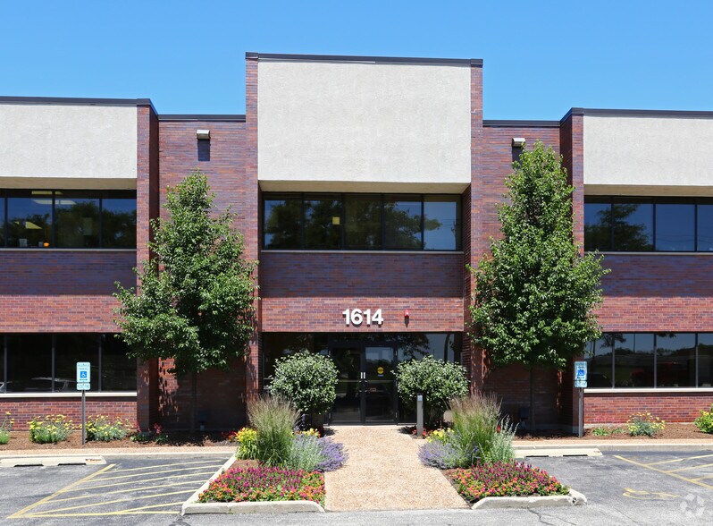 1614 W Central Rd, Arlington Heights, IL à louer - Photo de l’immeuble – Image 2 sur 6