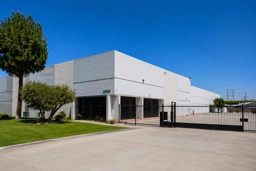13942 Orange Ave, Paramount, CA à vendre - Photo de l’immeuble – Image 1 sur 8