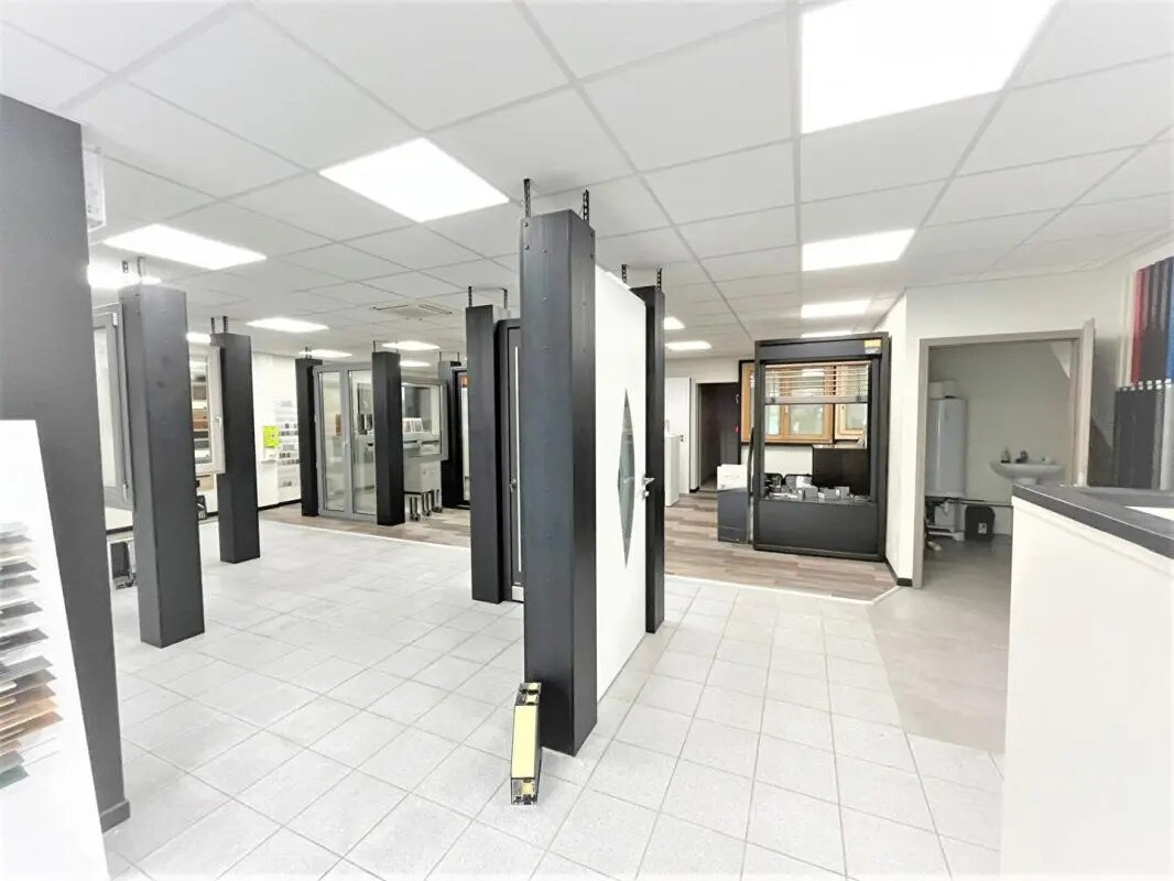 Local commercial dans Saint-Vit à louer Photo intérieure– Image 1 sur 4