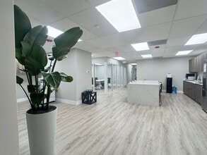 7925 NW 12th St, Doral, FL à louer Photo intérieure– Image 2 sur 3