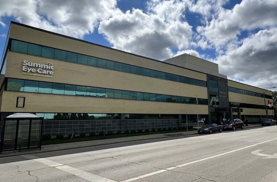 10425 W North Ave, Milwaukee, WI à louer - Photo de l’immeuble – Image 1 sur 2