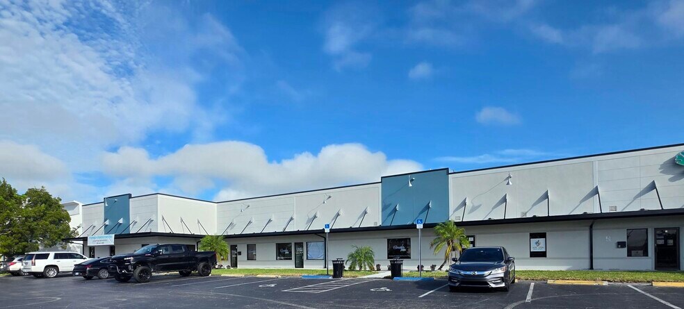 643 Cape Coral Pky E, Cape Coral, FL à louer - Photo de l’immeuble – Image 3 sur 14