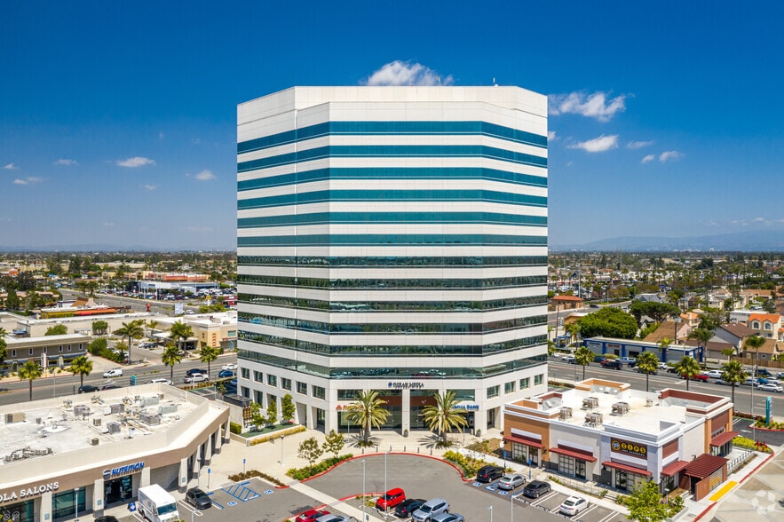 17011 beach Blvd, Huntington Beach, CA à louer - Photo principale – Image 1 sur 13