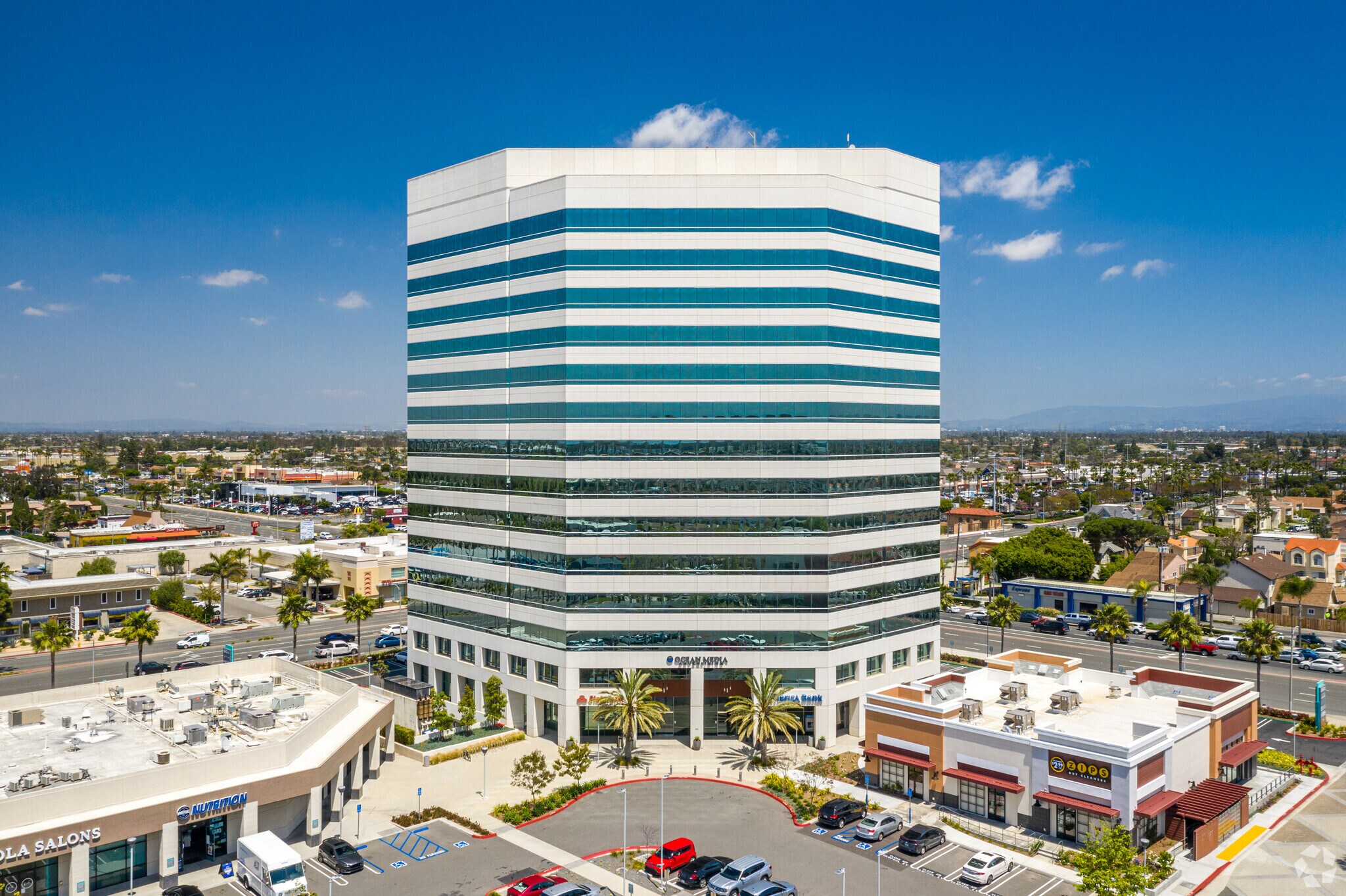 17011 beach Blvd, Huntington Beach, CA à louer Photo principale– Image 1 sur 14