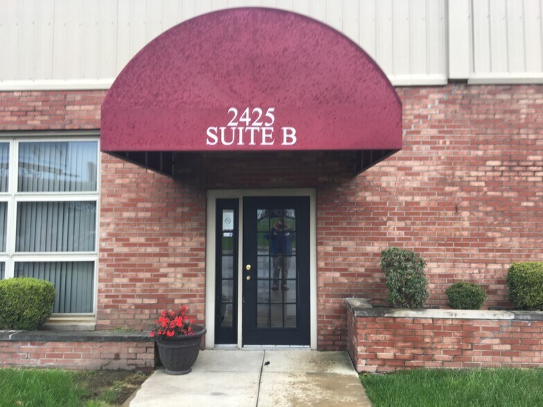 2425 N Meridian St, Indianapolis, IN à louer - Photo de l’immeuble – Image 2 sur 11
