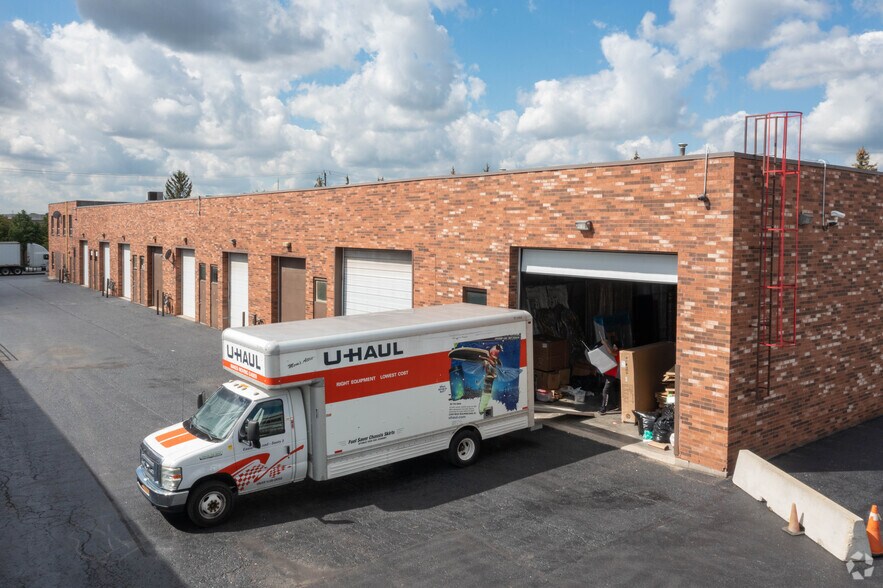 13 Holland Dr, Caledon, ON à louer - Photo de l’immeuble – Image 3 sur 6