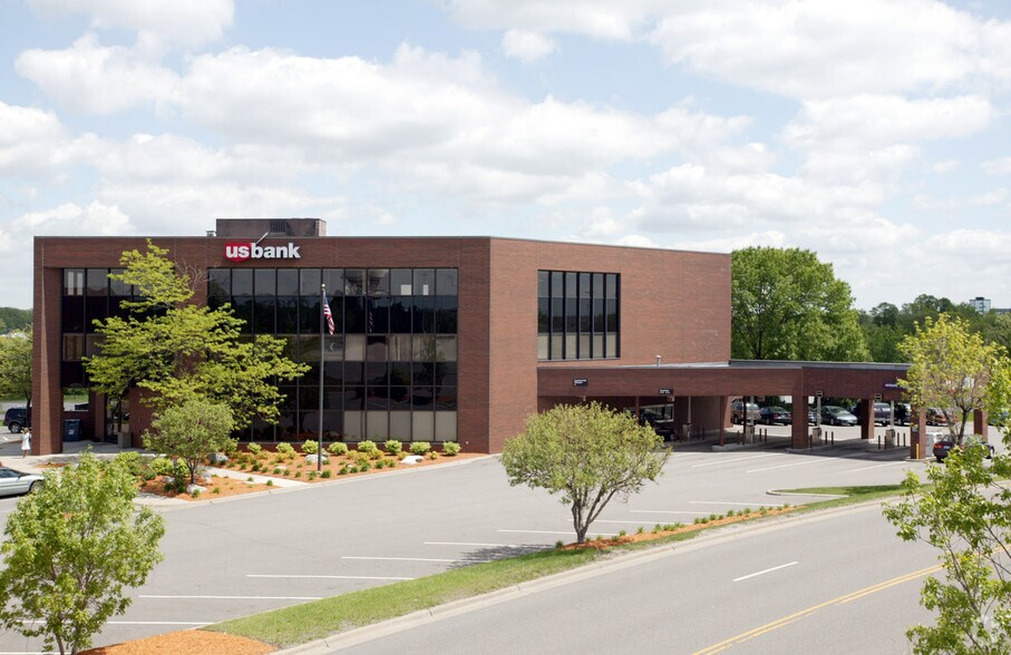 300 Prairie Center Dr, Eden Prairie, MN à louer - Photo de l’immeuble – Image 2 sur 4