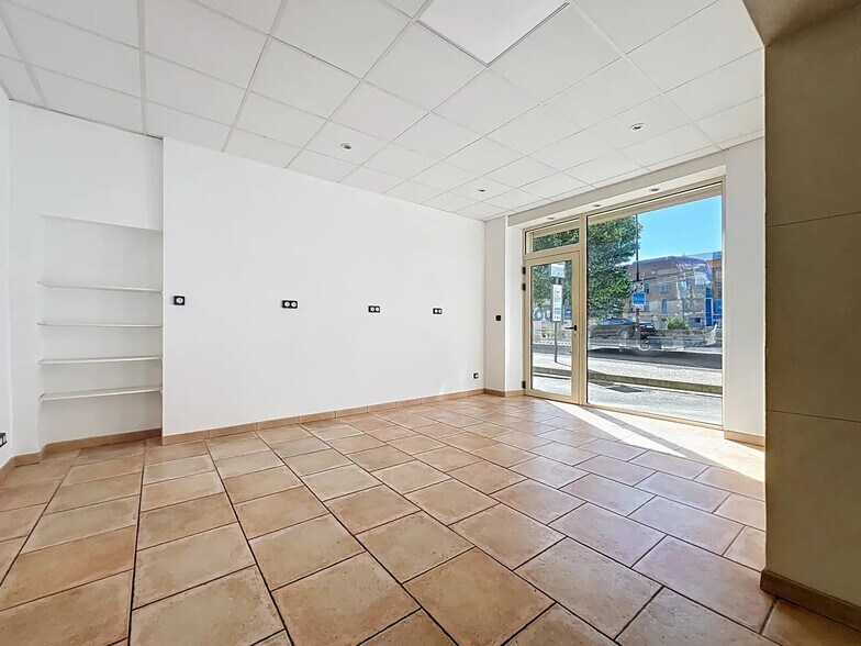 Local commercial dans Apt à louer - Photo de l’immeuble – Image 3 sur 11