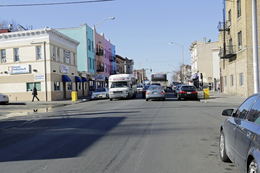 818-820 Main Ave, Passaic, NJ à louer - Photo de l’immeuble – Image 2 sur 3