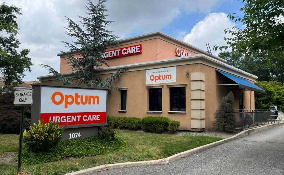 1074 Old Country Rd, Plainview, NY à louer Photo de l’immeuble– Image 1 sur 8