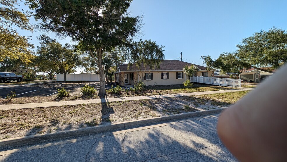 1095 Indiana Ave, Palm Harbor, FL à vendre - Photo de l’immeuble – Image 2 sur 19