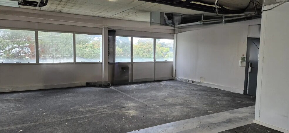 Bureau dans Bron à louer - Photo de l’immeuble – Image 2 sur 2