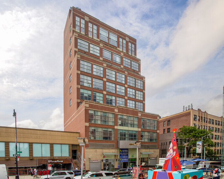 136-21 Roosevelt Ave, Flushing, NY 11354-5655, Flushing, NY à louer - Photo de l’immeuble – Image 1 sur 15