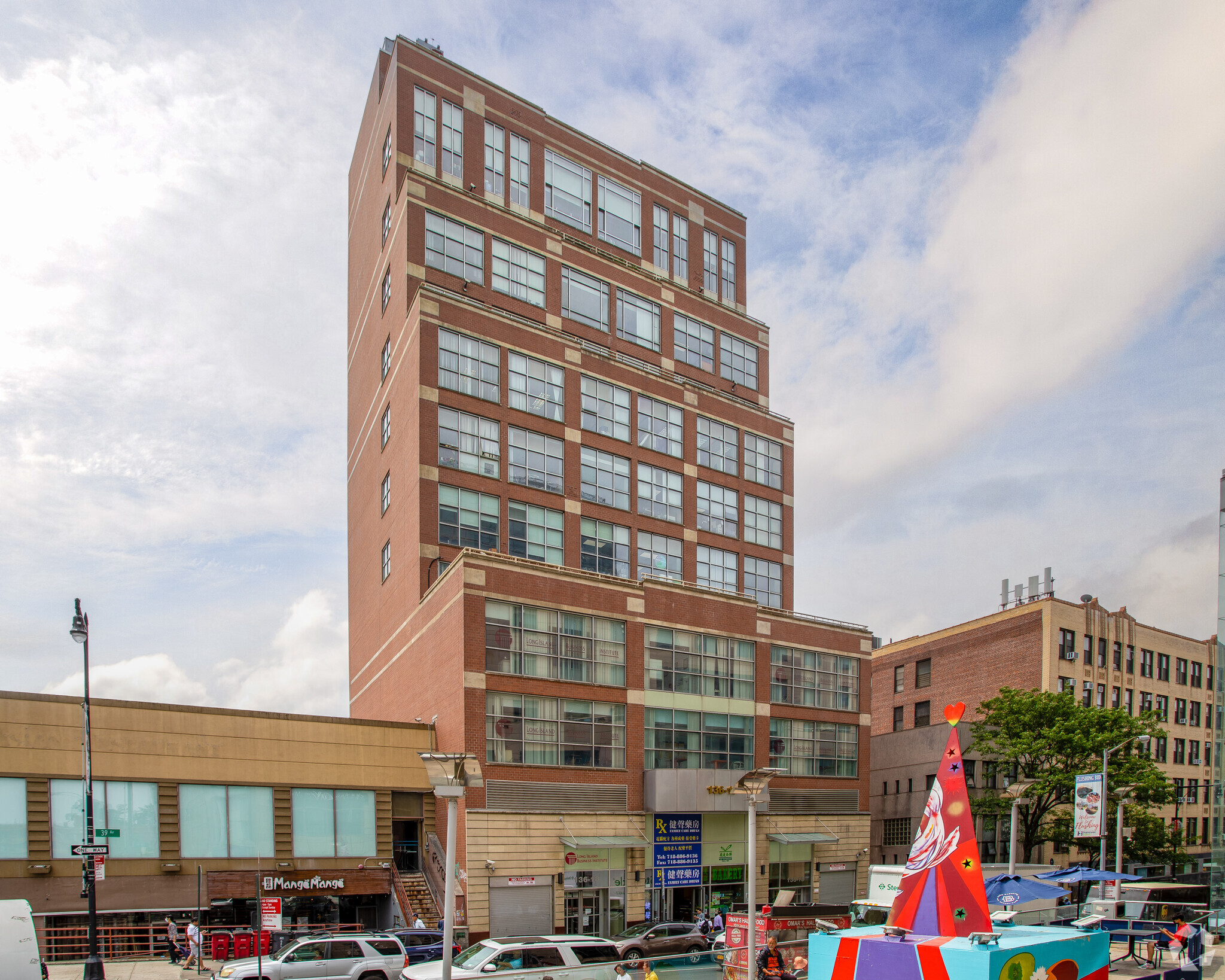 136-21 Roosevelt Ave, Flushing, NY 11354-5655, Flushing, NY à louer Photo de l’immeuble– Image 1 sur 17