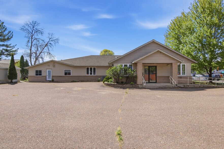 2108 S Broadway St, Menomonie, WI à vendre - Photo de l’immeuble – Image 1 sur 33