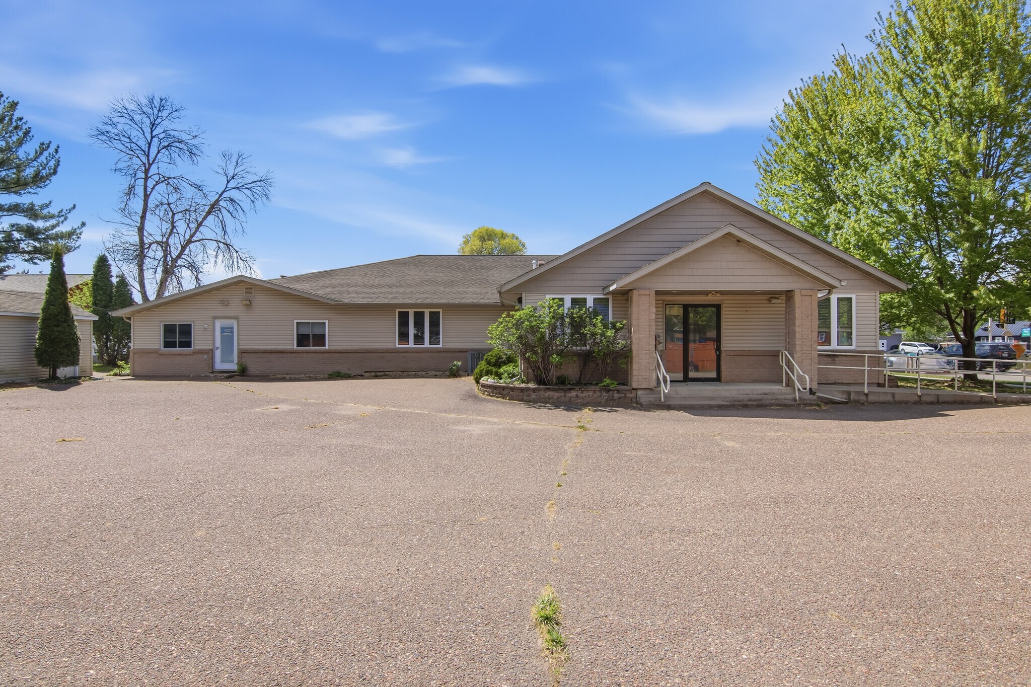 2108 S Broadway St, Menomonie, WI à vendre Photo de l’immeuble– Image 1 sur 34
