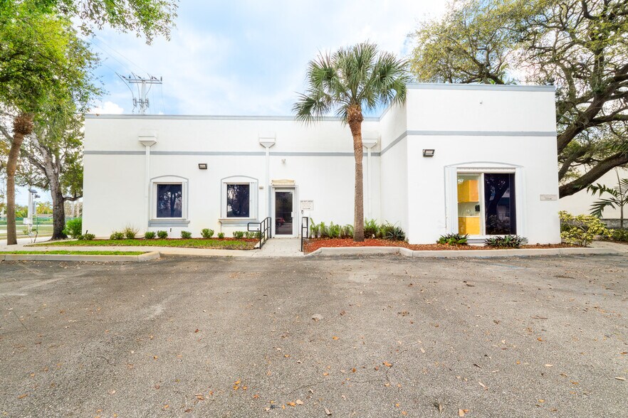 9009 Pines Blvd, Pembroke Pines, FL à louer - Photo de l’immeuble – Image 2 sur 29