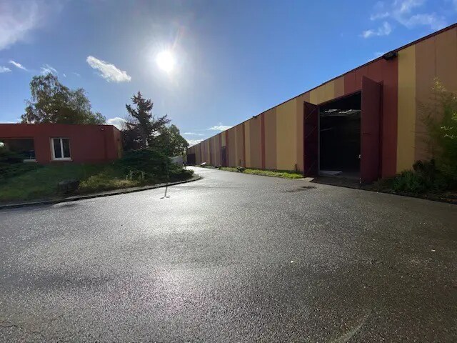 Local d'activités dans Auvers-sur-Oise à vendre - Photo de l’immeuble – Image 2 sur 18