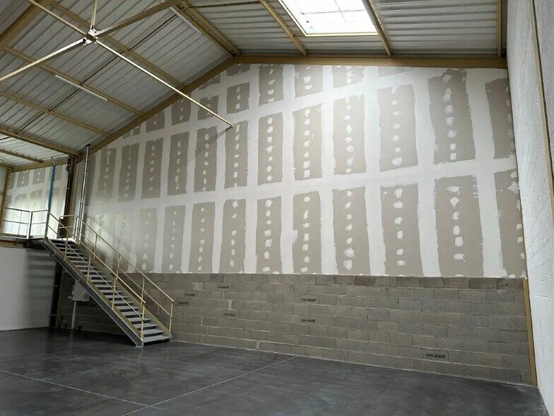 Local d'activités dans Bourgoin-Jallieu à vendre - Photo de l’immeuble – Image 3 sur 7