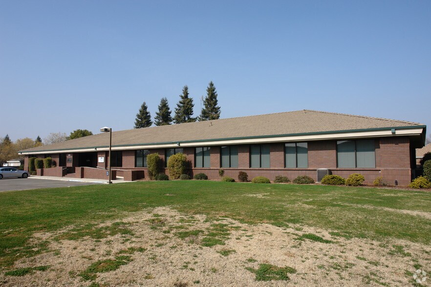 3924 W Caldwell Ave, Visalia, CA à louer - Photo de l’immeuble – Image 2 sur 15