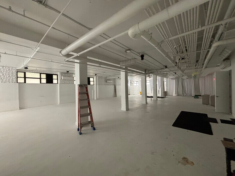 1085 Willoughby Ave, Brooklyn, NY à louer - Photo de l’immeuble – Image 2 sur 8