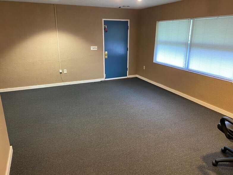 8830 Causeway Blvd, Tampa, FL à louer - Photo de l’immeuble – Image 2 sur 8