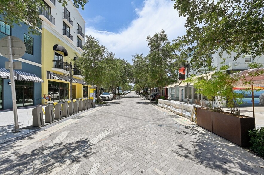 125 Quadrille Plaza Dr, West Palm Beach, FL à louer - Photo de l’immeuble – Image 2 sur 2