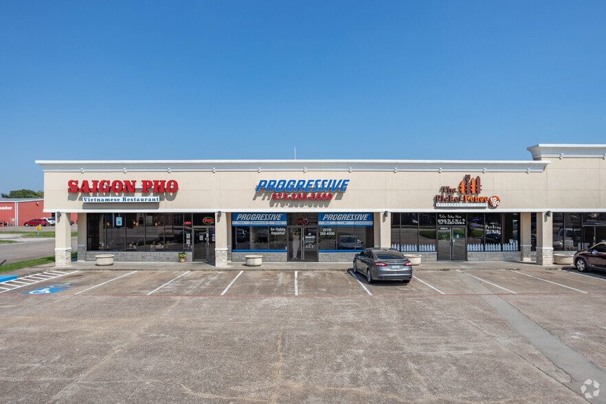 815 Dixie Dr, Clute, TX à louer - Photo de l’immeuble – Image 3 sur 5