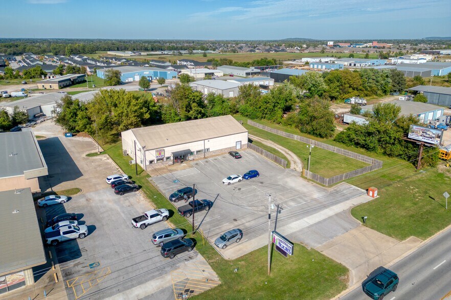 462 E Henri De Tonti Blvd, Springdale, AR à vendre - Photo de l’immeuble – Image 3 sur 41