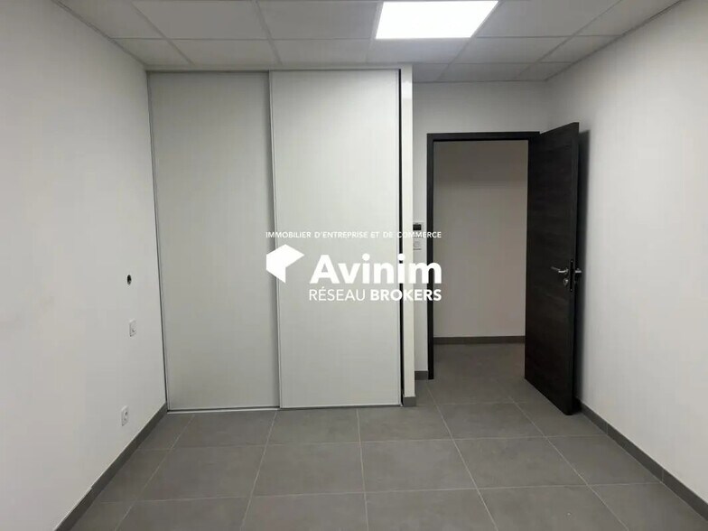 Bureau dans Saint-Bonnet-de-Mure à louer - Photo intérieure – Image 2 sur 9