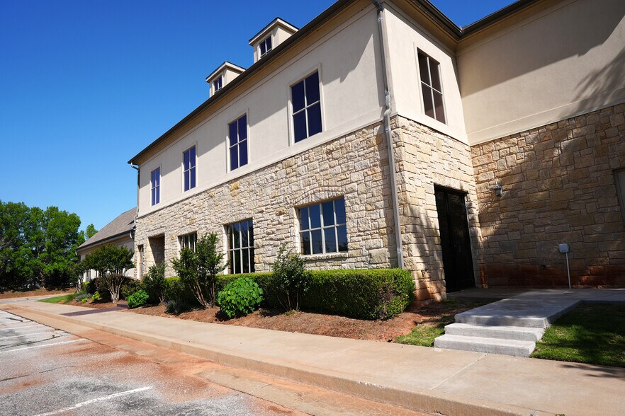5619 N Classen Blvd, Oklahoma City, OK à vendre - Photo de l’immeuble – Image 3 sur 9