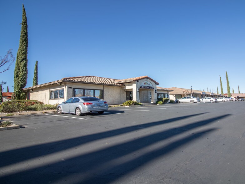 221 Locust St, Redding, CA à louer - Photo de l’immeuble – Image 2 sur 18