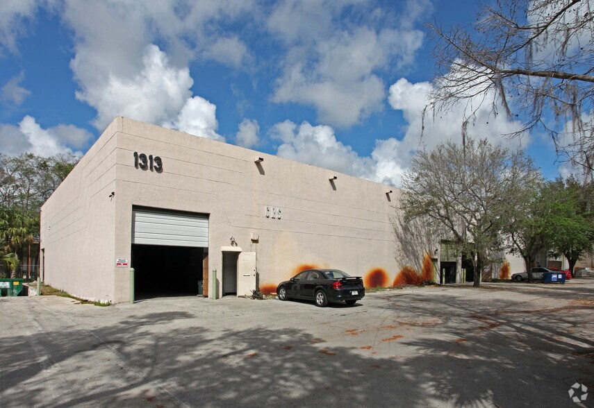 1313 NW 65th Pl, Fort Lauderdale, FL à louer - Photo de l’immeuble – Image 1 sur 5