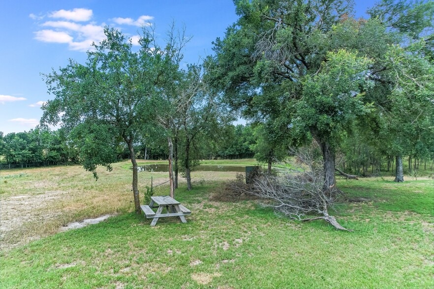 14325 FM 619, Coupland, TX à vendre - Photo de l’immeuble – Image 3 sur 40