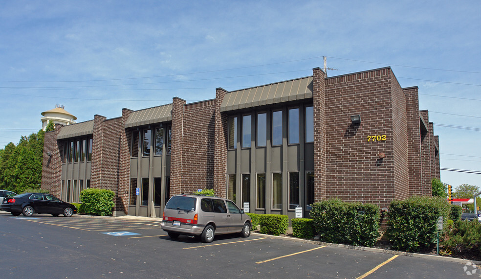 7702 S Cass Ave, Darien, IL à louer - Photo de l’immeuble – Image 2 sur 4