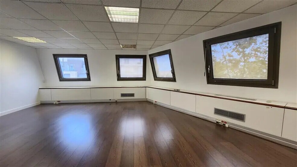 Bureau dans La Garenne-Colombes à louer - Photo de l’immeuble – Image 2 sur 6