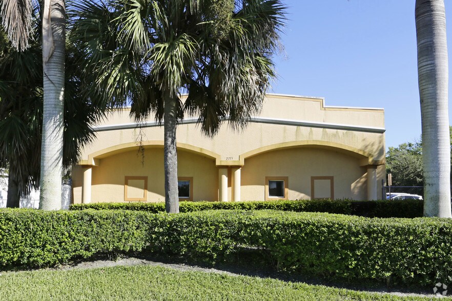 2271 Bruner Ln, Fort Myers, FL à louer - Photo de l’immeuble – Image 3 sur 7